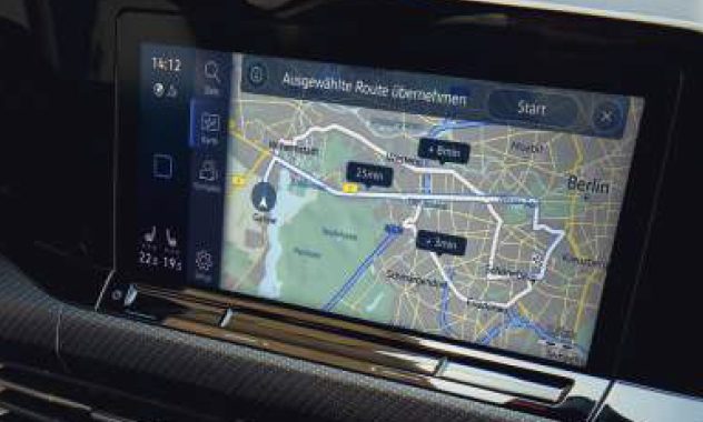 Navigatiescherm in de auto dat een route en waarschuwingen van rijhulpsystemen toont