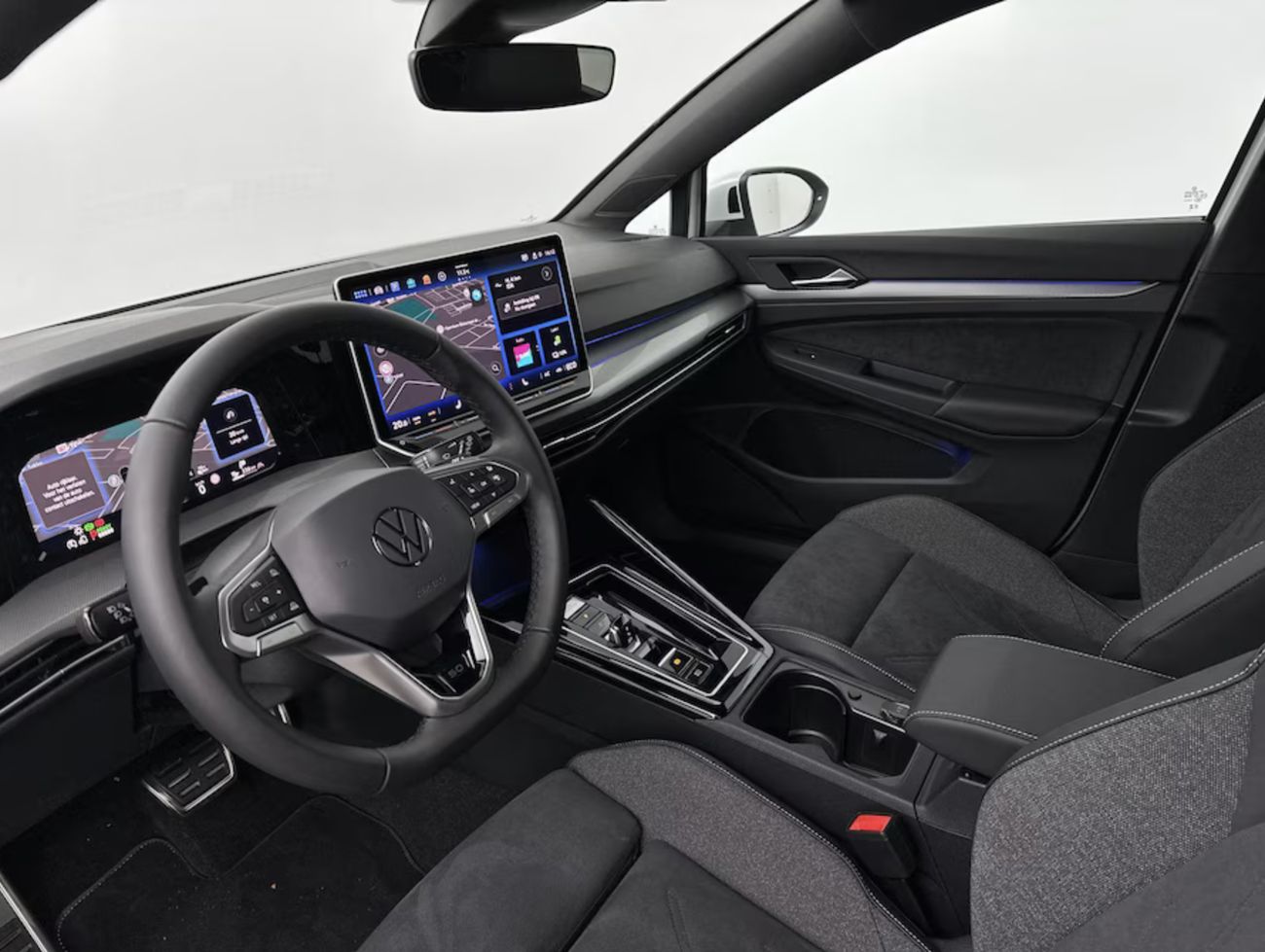 Interieur van de lesauto met digitaal instrumentarium, groot navigatiescherm en automaat